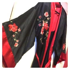 Kimono robe with embroidered flowers